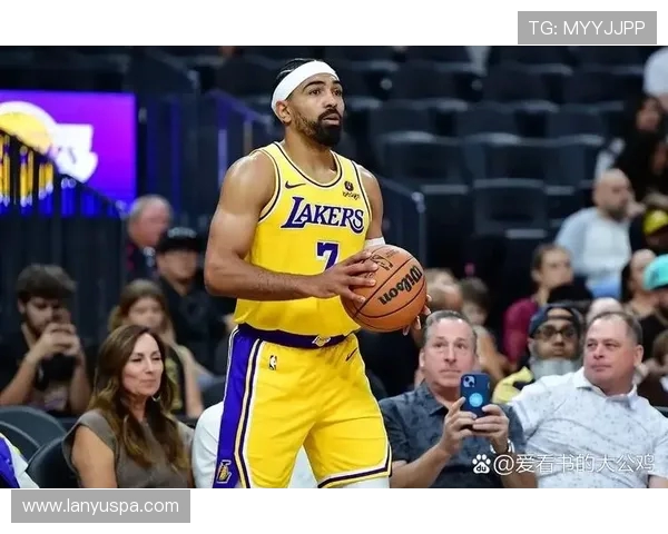 文森特全场出战15分钟贡献6分2篮板2助攻三分球命中率50%表现稳健